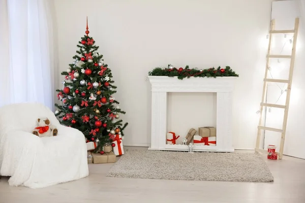 Quarto decorado para as férias de Natal presentes árvore de ano novo — Fotografia de Stock
