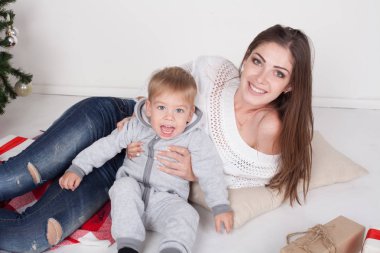 Anne ve oğlu yeni yıl Noel hediyeleri