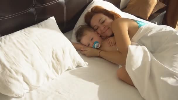 Mamma con bambino figlio sveglio al mattino in camera da letto — Video Stock