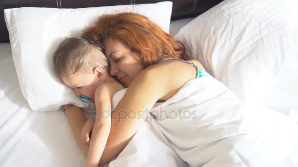 Mother and little boy awake in the morning in hotel — Stock Video