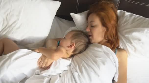 Madre y niño pequeño se despertaron en la mañana — Vídeo de stock