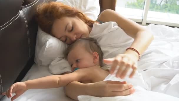 Ibu dan anak kecil terbangun di pagi hari — Stok Video