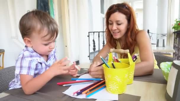 Anne ile oğlu bebek renkli kalemler ile boyalı — Stok video