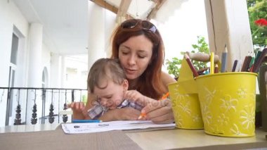 Anne oğlu ile bir akıllı telefon için Internet kullanmak