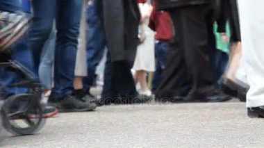 birçok kişi sokak metreye gitmek