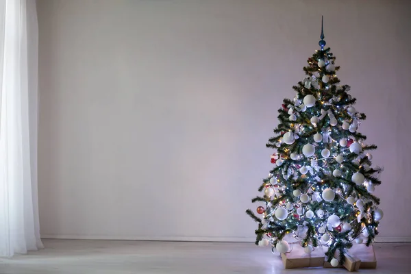 Albero di Natale con ornamenti su sfondo bianco Natale nuovo anno — Foto Stock