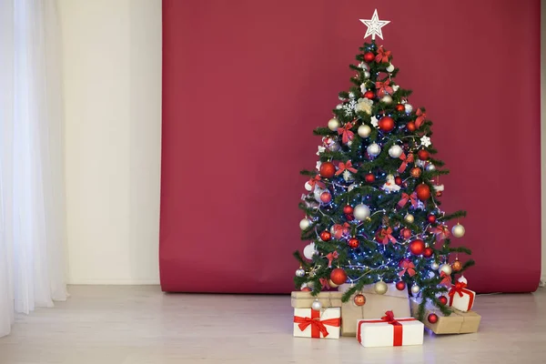 在红色的勃艮第背景的礼物圣诞树 — 图库照片