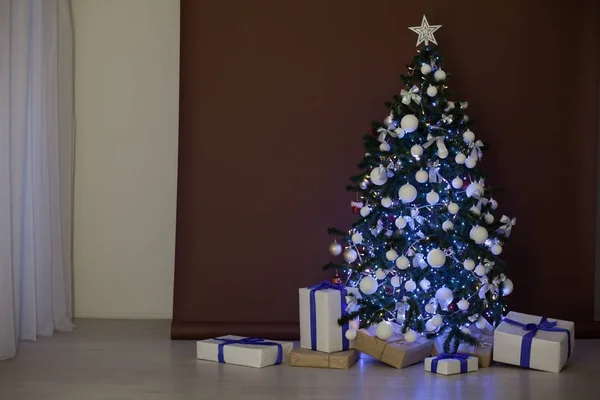 Árbol de Navidad con luces Regalos de guirnalda en fondo blanco marrón —  Fotos de Stock