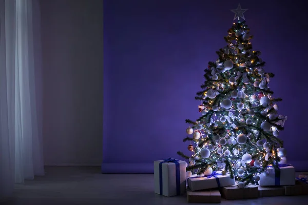 Boże Narodzenie wystrój choinki z Garland oświetlenie świąteczne prezenty — Zdjęcie stockowe