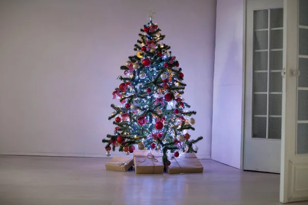 Nový rok strom vánoční dekorace dárky — Stock fotografie