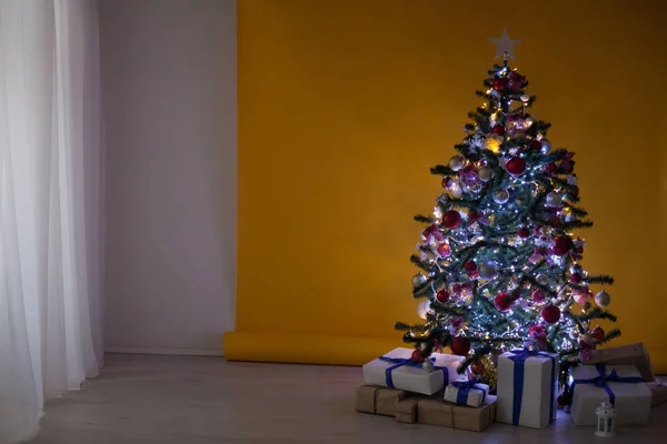 Árbol de Navidad con regalos, Luces de guirnalda año nuevo — Foto de Stock