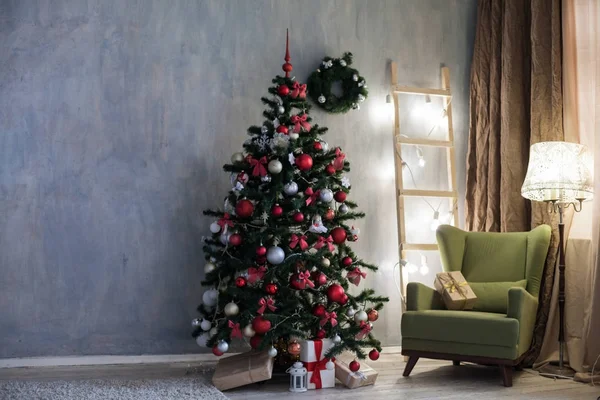 Zimmer mit Weihnachtsschmuck Weihnachtsbaum Geschenke — Stockfoto