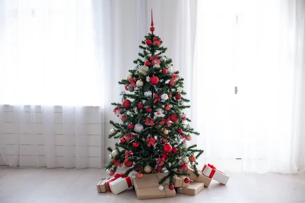 Árbol de Navidad con decoraciones rojas regalos de año nuevo —  Fotos de Stock
