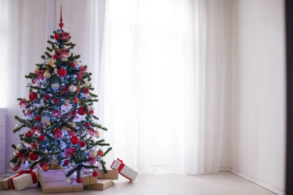 Habitación blanca decorada para regalos de árbol de año nuevo de Navidad — Foto de Stock