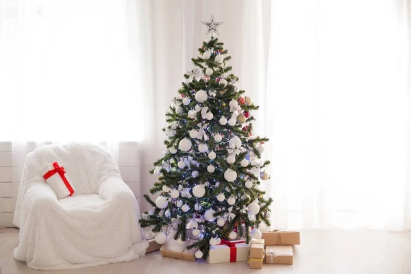 Quarto branco decorado para presentes de árvore de Natal ano novo — Fotografia de Stock