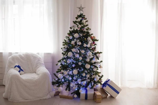 Árvore de Natal fica em um quarto branco presentes de decoração de Natal — Fotografia de Stock