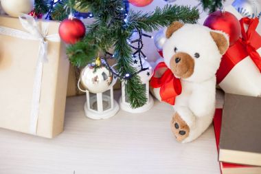 Yeni yıl için Noel hediyeleri Noel ağacının altında