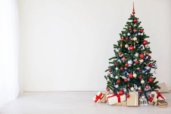 Choinka z czerwonymi prezentami w białym pokoju Boże Narodzenie — Zdjęcie stockowe