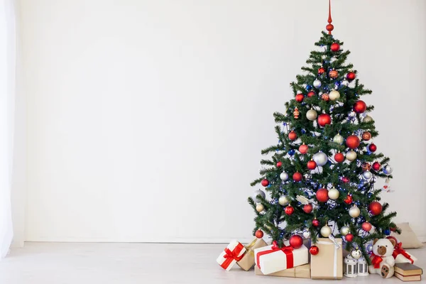 Árvore de Natal com presentes vermelhos na sala branca Natal — Fotografia de Stock