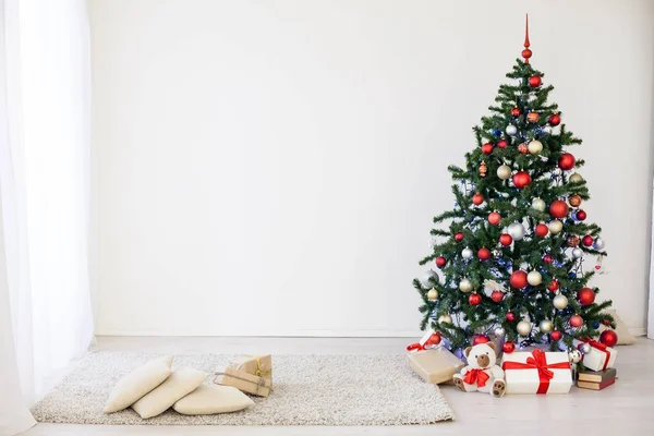 Choinka w białej sali na Boże Narodzenie — Zdjęcie stockowe