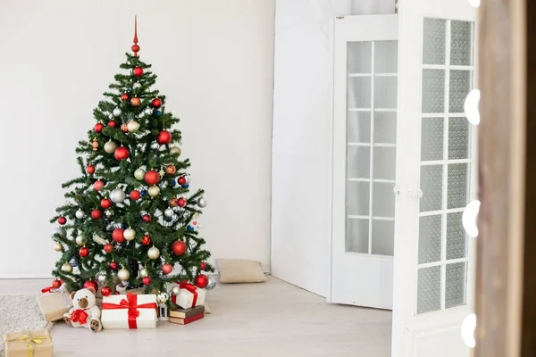 クリスマスでホワイト ホールのクリスマス ツリー — ストック写真