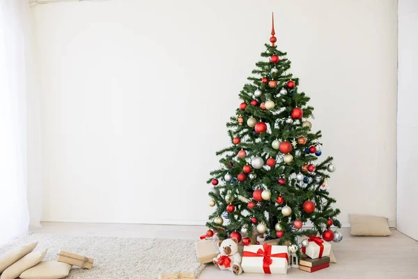 Julgran med röda gåvor i det vita rummet jul — Stockfoto