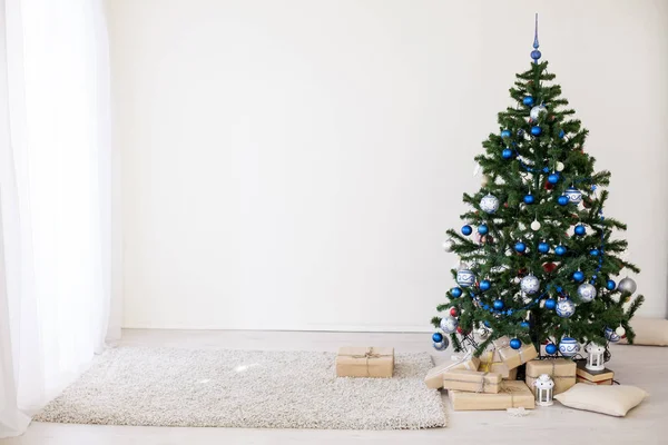 Arbre de Noël bleu dans une pièce blanche avec des jouets pour Noël — Photo