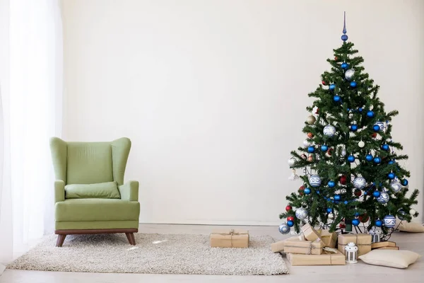 Decoração de árvore de Natal na sala branca — Fotografia de Stock