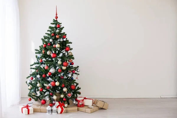 Kerstboom met rode geschenken in de witte kamer Kerst — Stockfoto