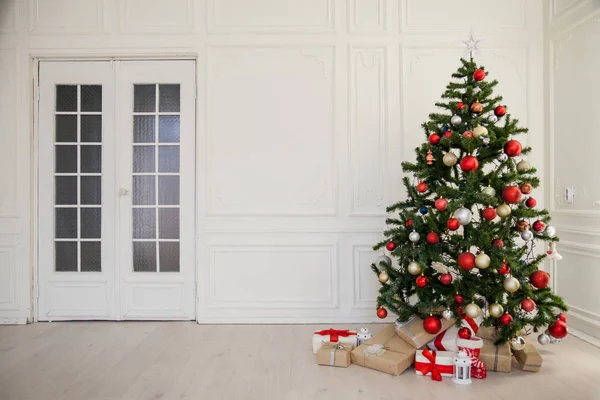 Choinka z czerwonymi prezentami w białym pokoju Boże Narodzenie — Zdjęcie stockowe