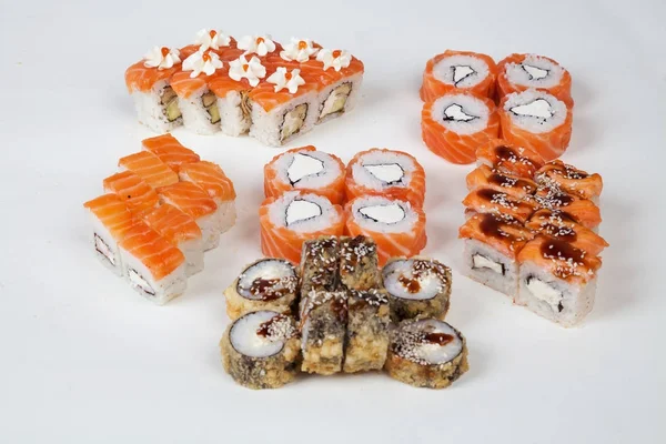 Suşi rulo Japon Gıda Restoran balık beyaz bir arka plan üzerinde şekil