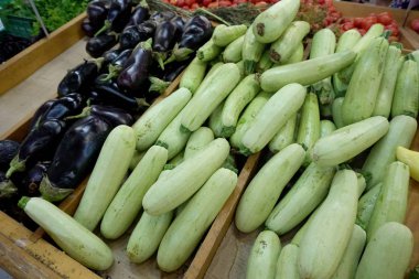 Mağaza rafındaki kabak patlıcan