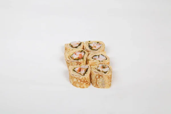Japansk mat Sushi rullar med fisk på vit bakgrund — Stockfoto
