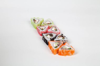 Japon yemek suşi balıkla beyaz bir arka plan üzerinde rulo