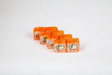 Japon yemek suşi balıkla beyaz bir arka plan üzerinde rulo