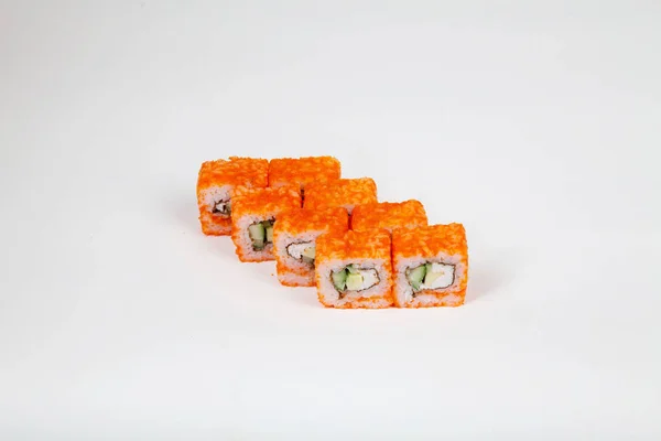Японські страви суші рулонах з рибою на білому фоні — стокове фото