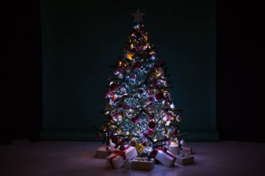 Hediyeler, Garland ışıkları yeni yıl ile Noel ağacı