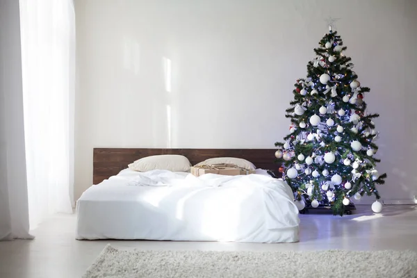 Slaapkamer met Kerst Nieuwjaar boom decoratie bed — Stockfoto