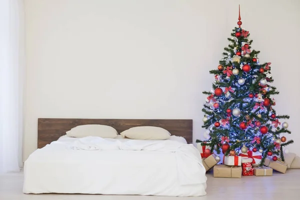 Decor white bedroom with Christmas tree Christmas gifts — Stock Photo, Image