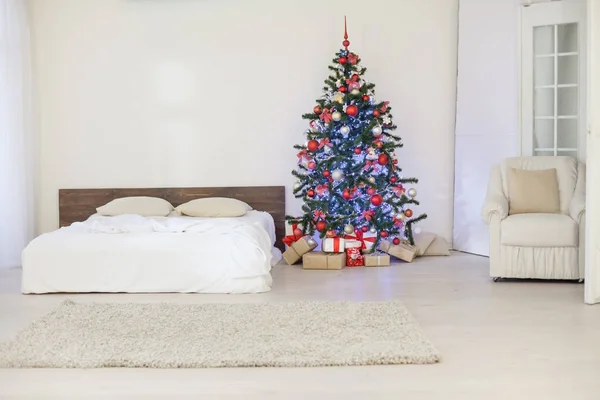 Decor white bedroom with Christmas tree Christmas gifts — Stock Photo, Image