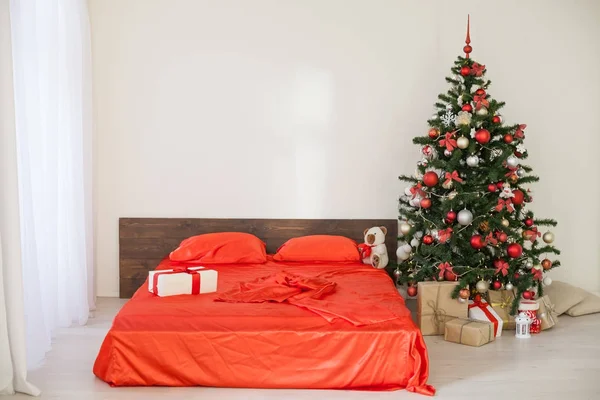 Ano novo quarto branco de Natal com decoração vermelha árvore de Natal — Fotografia de Stock