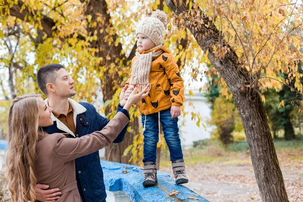 Une famille avec un jeune garçon dans la promenade en forêt d'automne — Photo