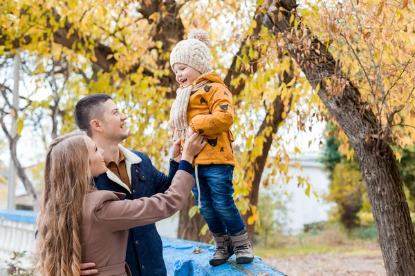 秋の森の少年と家族を歩く — ストック写真