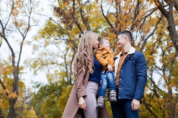 Joyeuses promenades en famille dans le parc Forêt d'hiver — Photo