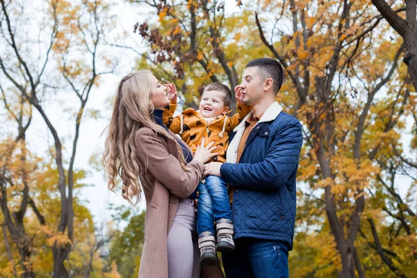 Paseo del bosque de otoño con la familia hijo — Foto de Stock