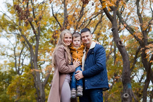 Promenade en forêt d'automne avec la famille du fils — Photo