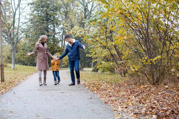 Anne baba ve küçük bir çocuk Parkta yürümek — Stok fotoğraf