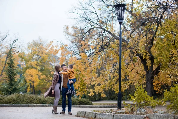 엄마 아빠와 어린 소년 공원에서 산책 — 스톡 사진