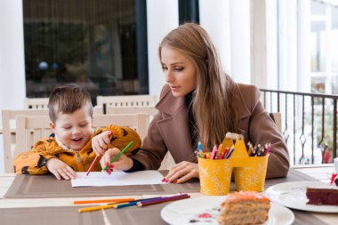 çocuk ile anne çizmek renkli kalemler