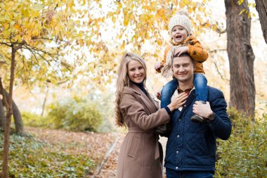 çocuklar için aile yürümek sonbaharda Woods